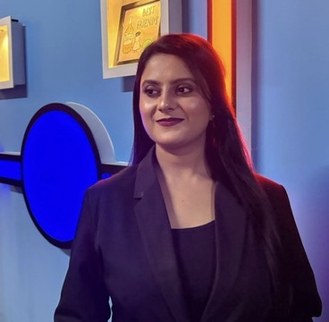Divya Pandey on set